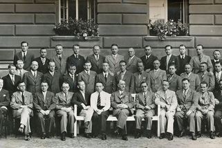 Mnoho Čechů za protektorátu kolaborovalo dobrovolně. Gestapo ani nestíhalo číst všechna udání - Médium.cz